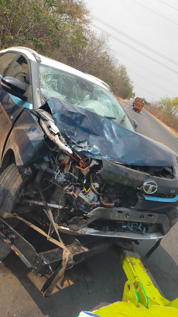 బైక్ ను ఢీకొన్న ఢీకొన్న కారు .. ప్రమాదంలో ప్రమాదంలో భర్త భార్య బైక్ ను ఢీకొన్న ఢీకొన్న కారు .. ప్రమాదంలో ప్రమాదంలో భర్త భార్య భార్య పరిస్థితి విషమం .. కుమారుడికి కుమారుడికి కుమారుడికి కుమారుడికి