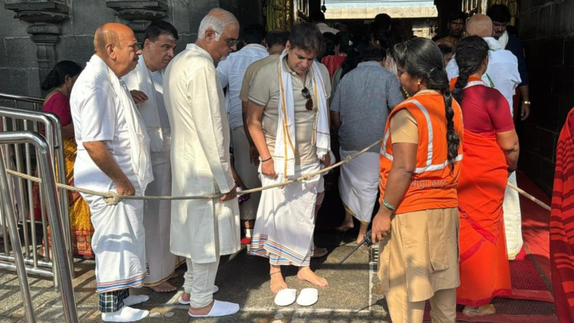 3 భక్తులు పాదరక్షలతో తిరుమాలా టెంపుల్ యొక్క ప్రధాన ద్వారం, స్పార్క్ దౌర్జన్యం News18