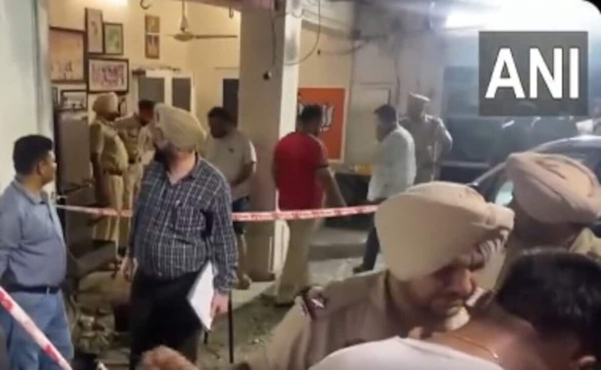 జలంధర్లోని బిజెపి నాయకుడు మనోరంజన్ కాలియా ఇంటి వెలుపల పేలుడు, దర్యాప్తు – జలంధర్లోని బిజెపి నాయకుడు మనోరంజన్ కాలియా ఇంటి వెలుపల పేలుడు, దర్యాప్తు