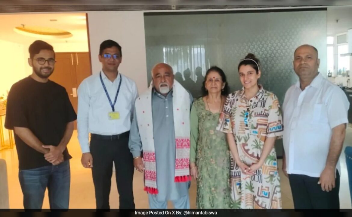 హిమాంటా శర్మ ఛార్జర్‌ను ఫ్లైట్ ప్యాసింజర్‌కు తిరిగి ఇస్తాడు, అతనికి ఒక గామోచా బహుమతిగా ఇస్తాడు
