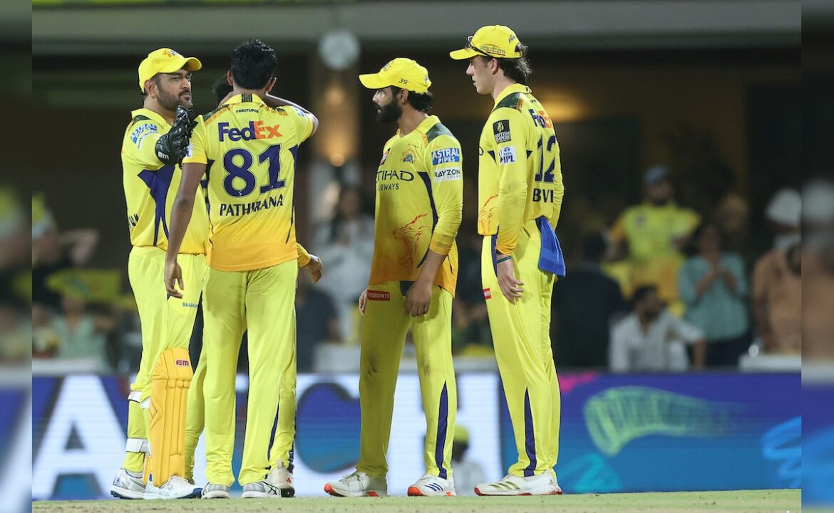 CSK బ్యాటింగ్ కోచ్ మైక్ హస్సీ యొక్క ‘మేము భయాందోళనకు వెళ్ళడం లేదు’ CSK బ్యాటింగ్ కోచ్ మైక్ హస్సీ యొక్క 'మేము భయాందోళనకు వెళ్ళడం లేదు' వ్యాఖ్య ఐపిఎల్ 2025 లో ఆర్సిబి ఘర్షణకు ముందు