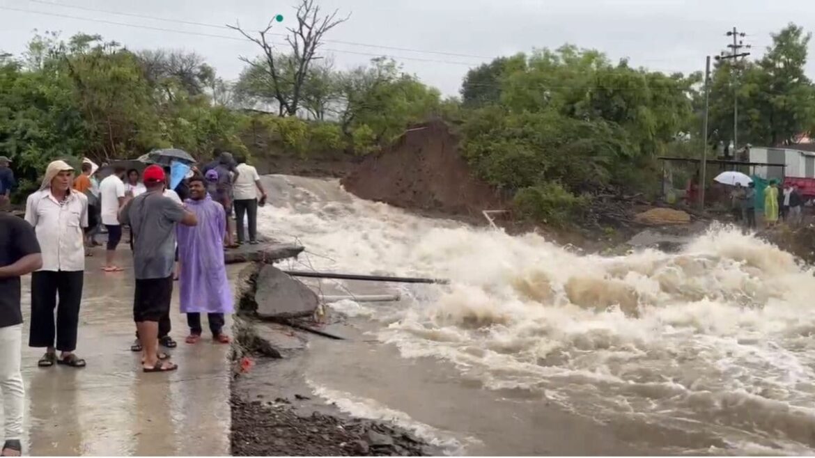 కుండపోత వర్షాలు 40 సంవత్సరాల రికార్డును బద్దలు కొట్టాయి, ఫడ్నావిస్ హెచ్చరికను ఆదేశిస్తాడు News18