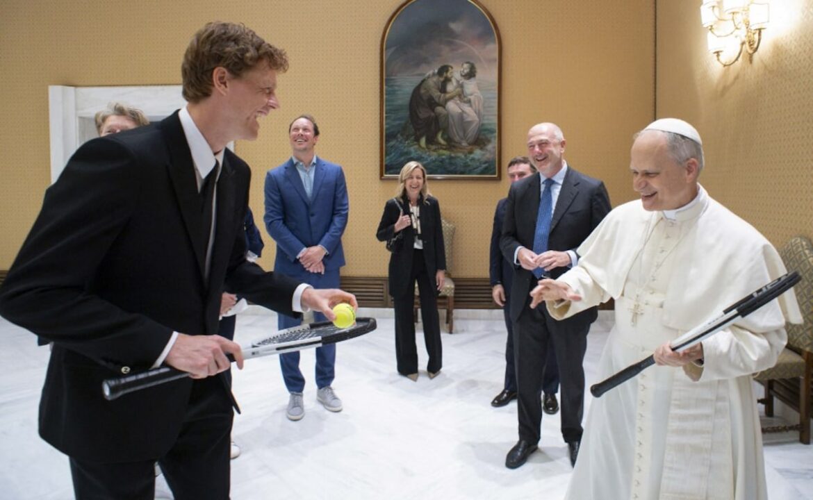 ప్రపంచ నంబర్ 1 జనిక్ సిన్నర్ టెన్నిస్ అభిమాని పోప్ లియో XIV ప్రపంచ నంబర్ 1 జనిక్ సిన్నర్ టెన్నిస్ అభిమాని పోప్ లియో XIV ను కలుస్తాడు, అతనికి టెన్నిస్ రాకెట్ ప్రదర్శించాడు