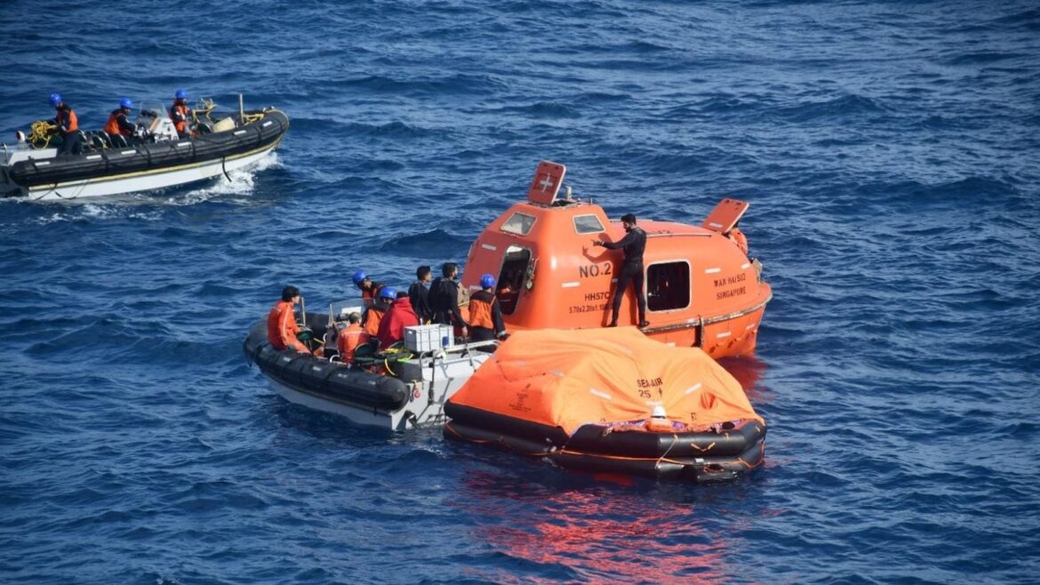 కార్గో షిప్ ఫైర్ తర్వాత రెస్క్యూ ఆప్స్ కోసం సింగపూర్ భారతదేశానికి ధన్యవాదాలు: News18