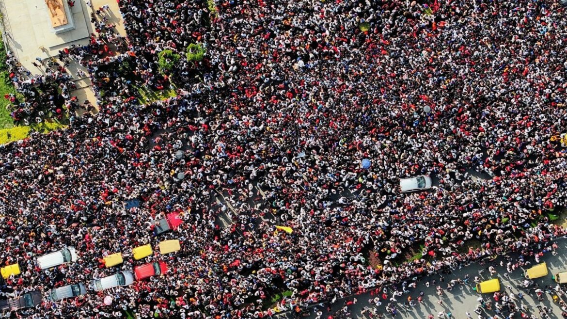గందరగోళం, గందరగోళం & ఉచిత పాస్లు: RCB లోపల జరుపుకున్నట్లు బెంగళూరు స్టేడియం News18