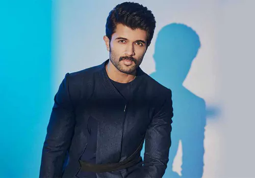 విజయ్ వివాదాస్పద వ్యాఖ్యలు .. ఆ ఆ ఫ్యామిలీని టార్గెట్ టార్గెట్ ..? విజయ్ వివాదాస్పద వ్యాఖ్యలు .. ఆ ఆ ఫ్యామిలీని టార్గెట్ టార్గెట్ ..?