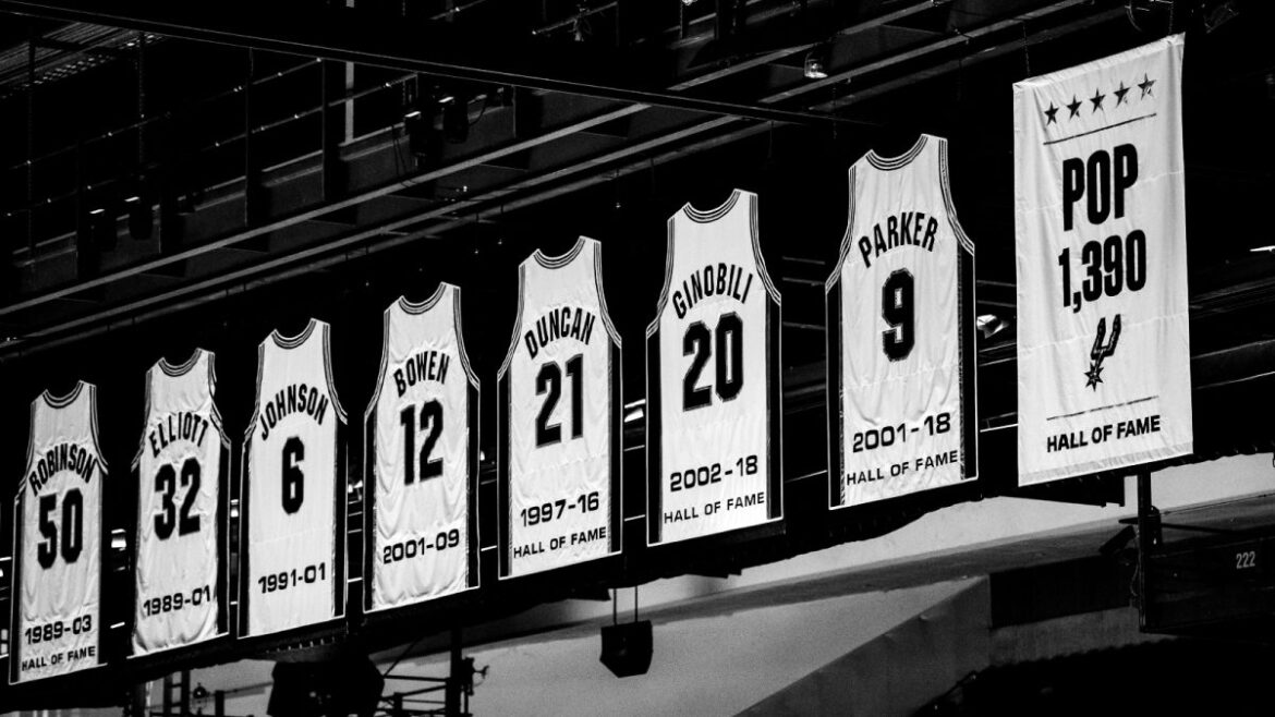 శాన్ ఆంటోనియో స్పర్స్ బ్యానర్‌తో గ్రెగ్ పోపోవిచ్ యొక్క లెగసీని గౌరవించండి... మరియు ఒక విజయం | క్రీడా వార్తలు
