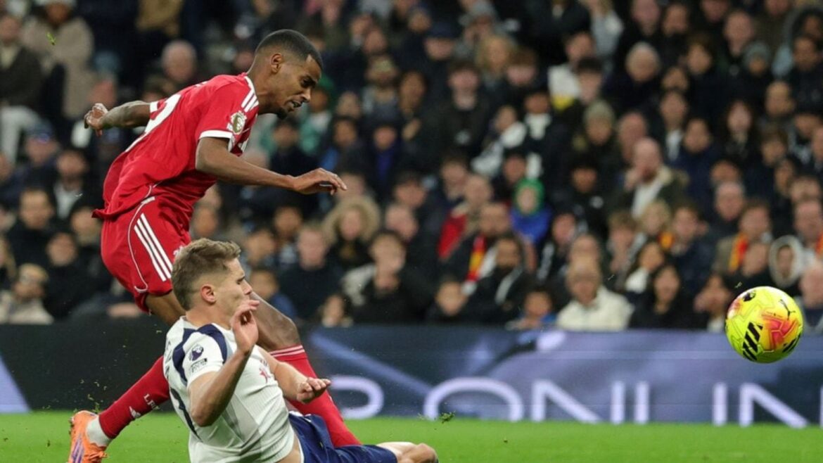 ప్రీమియర్ లీగ్: ఇసాక్, ఎకిటికే నెట్‌గా లివర్‌పూల్ డౌన్ నైన్-మ్యాన్ స్పర్స్ | ఫుట్‌బాల్ వార్తలు
