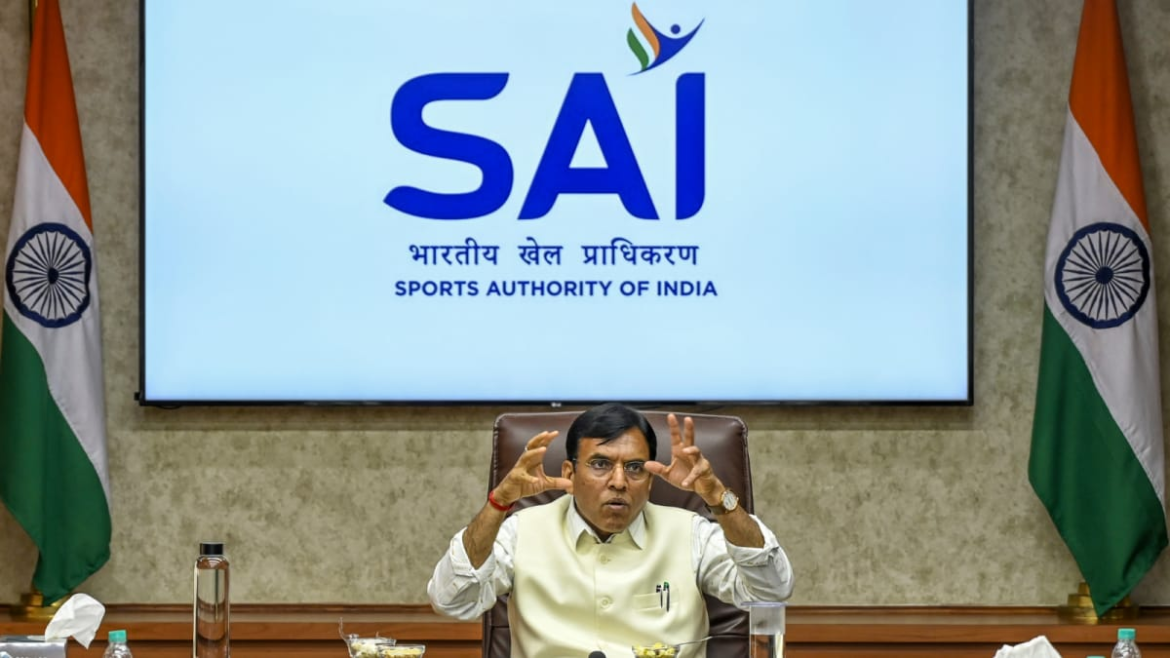 సంక్షోభం మధ్య దేశంలో ఫుట్‌బాల్ భవిష్యత్తును తెలియజేయడానికి డిసెంబరు 3న AIFF, వాటాదారులను కలవనున్న క్రీడా మంత్రి | ఫుట్‌బాల్ వార్తలు
